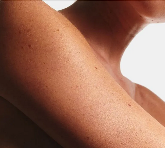 VOGUE x exfoliating refining body serum